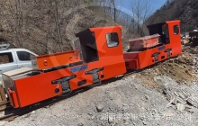 浙江一批5噸湘潭鋰電池電機車抵達礦山現(xiàn)場