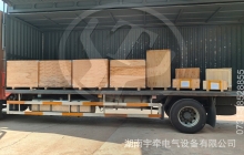 一批礦用湘潭電機(jī)車配件裝車發(fā)往海外