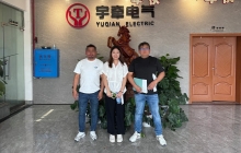 炎炎夏日，國(guó)外客戶上門采購(gòu)遠(yuǎn)程遙控型5噸鋰電池電機(jī)車