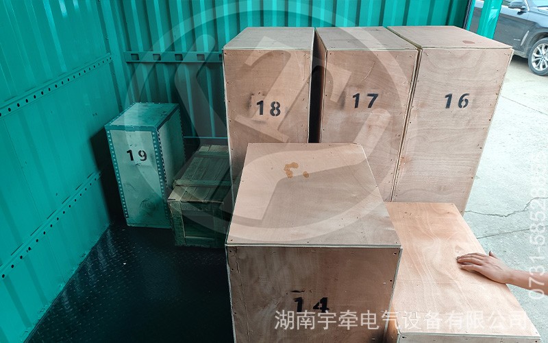 國(guó)外客戶(hù)采購(gòu)的湘潭井下電機(jī)車(chē)配件裝車(chē)發(fā)貨