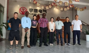 國外客戶蒞臨考察，深入了解后當(dāng)場簽訂湘潭電機(jī)車采購合同