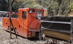 10噸架線式湘潭電機(jī)車礦山現(xiàn)場運(yùn)行視頻