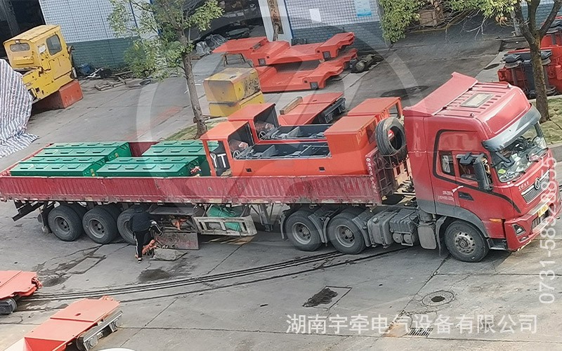 煤礦客戶定制的8噸雙駕駛室蓄電池電機(jī)車裝車發(fā)貨