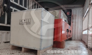 5噸鋰電池湘潭電機(jī)車裝車發(fā)往客戶礦山